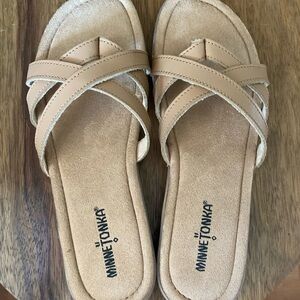 Minnetonka Women's Beige Crisscross Sandals